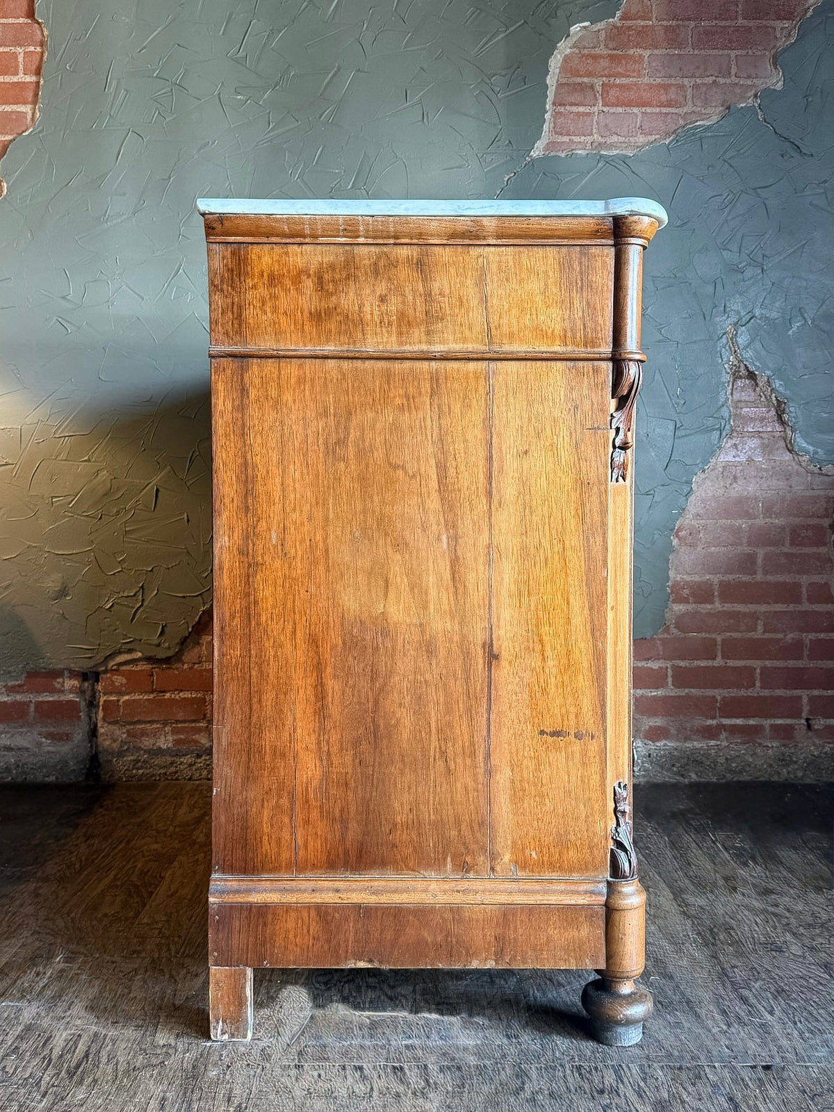 Burr Walnut Cassettone