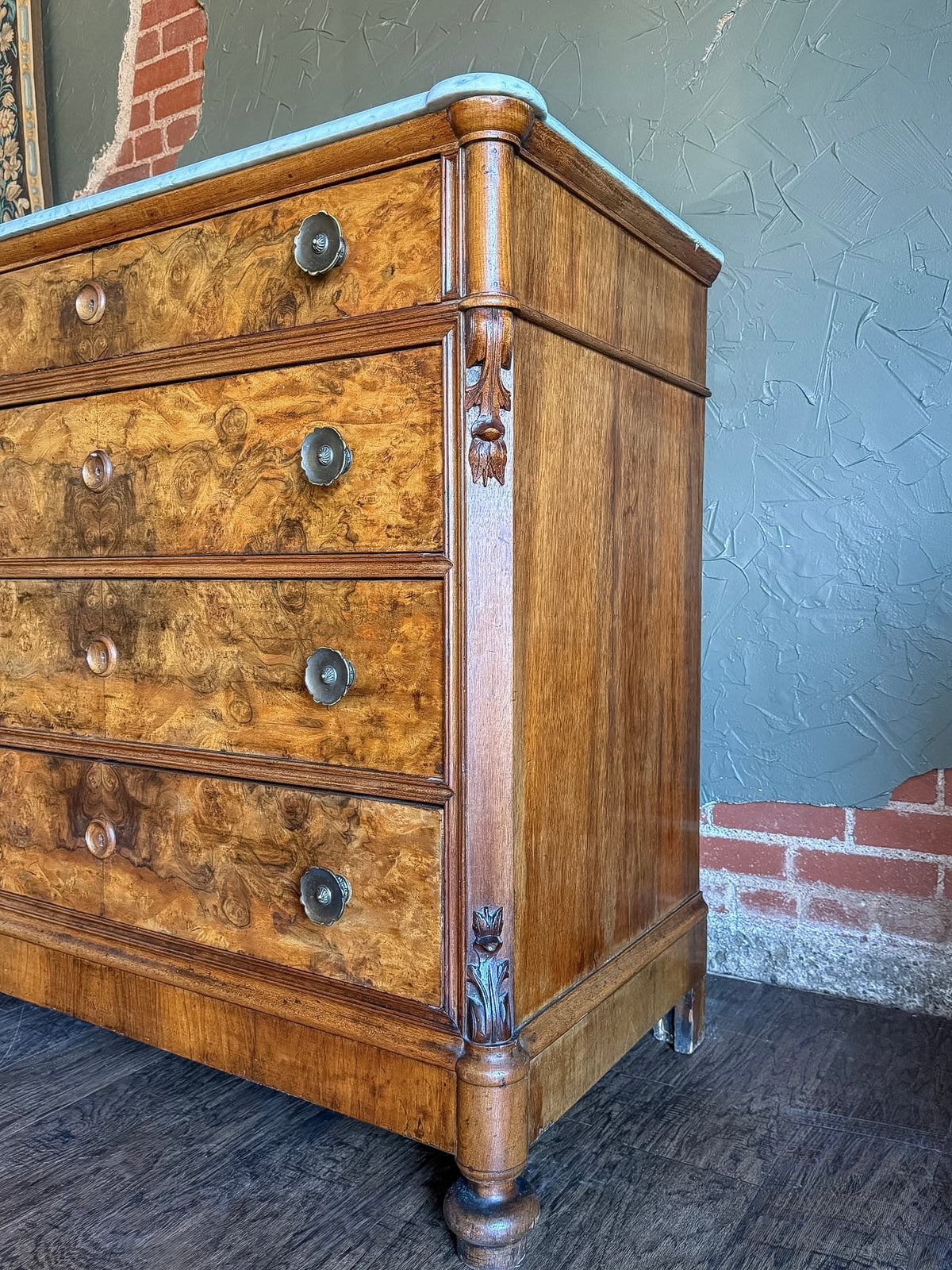 Burr Walnut Cassettone