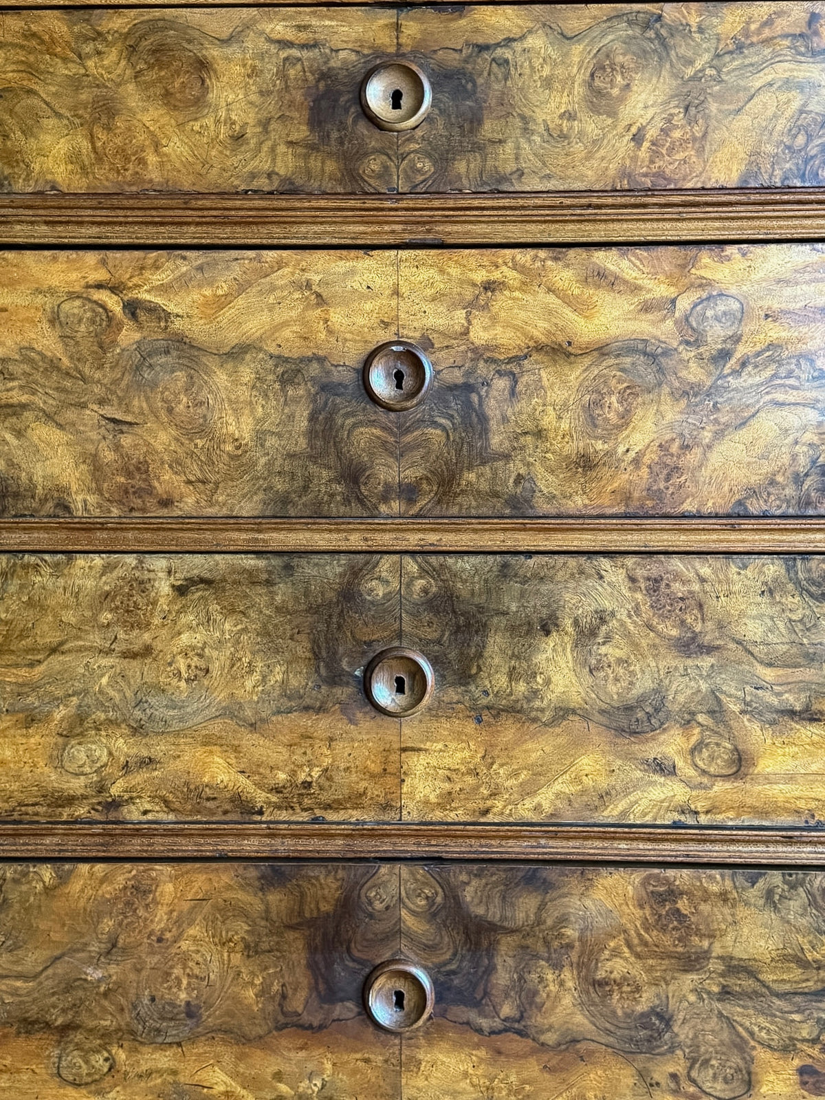 Burr Walnut Cassettone