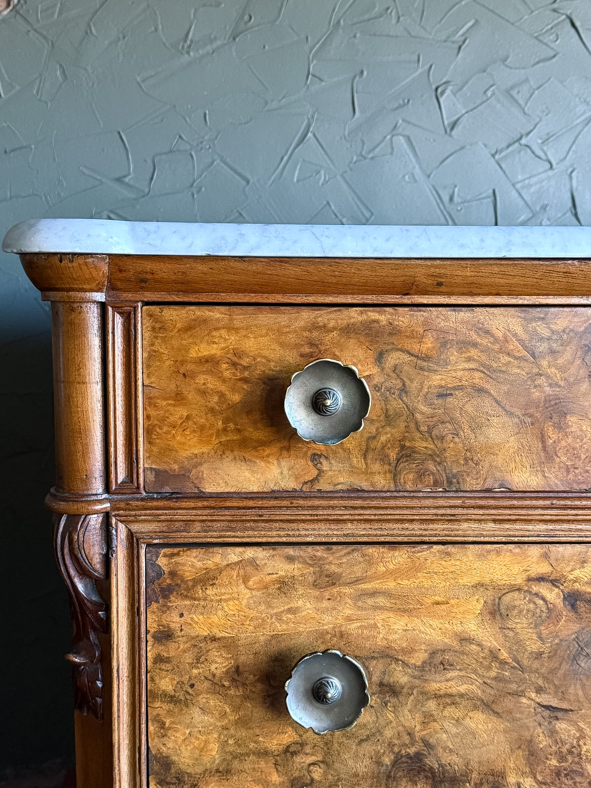 Burr Walnut Cassettone