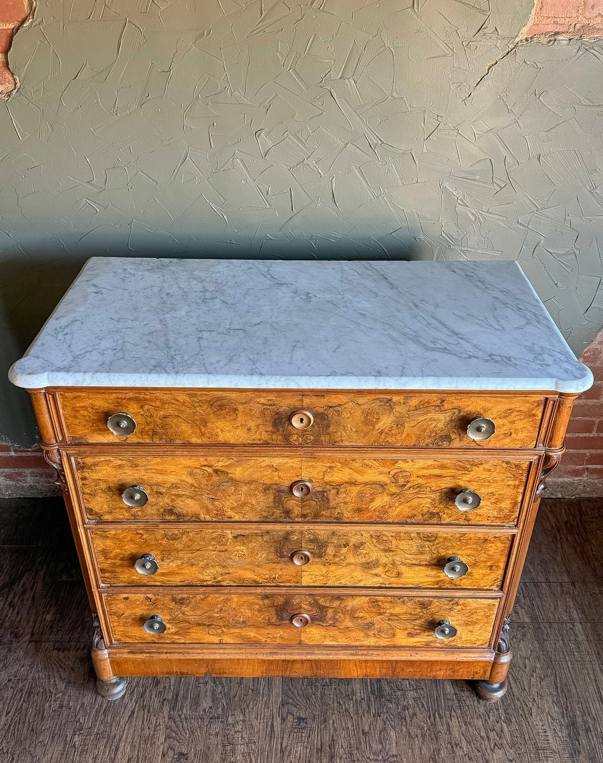 Burr Walnut Cassettone