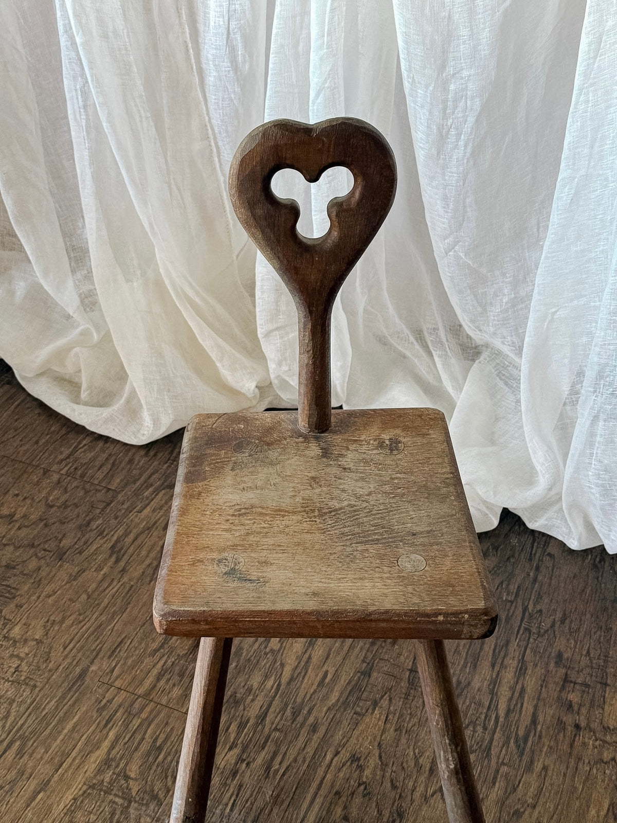 Accent Chair with Clover Detail