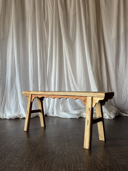 Amish Bench with Scalloped Apron