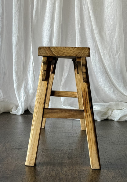 Amish Bench with Scalloped Apron