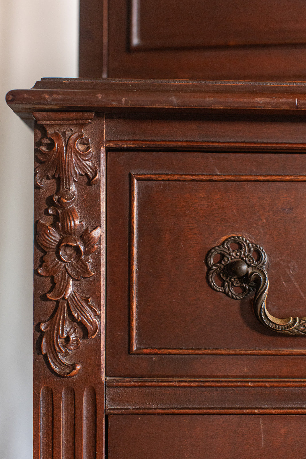 Six Drawer 1940s Mahogany Thomasville Chest with Swag Detail
