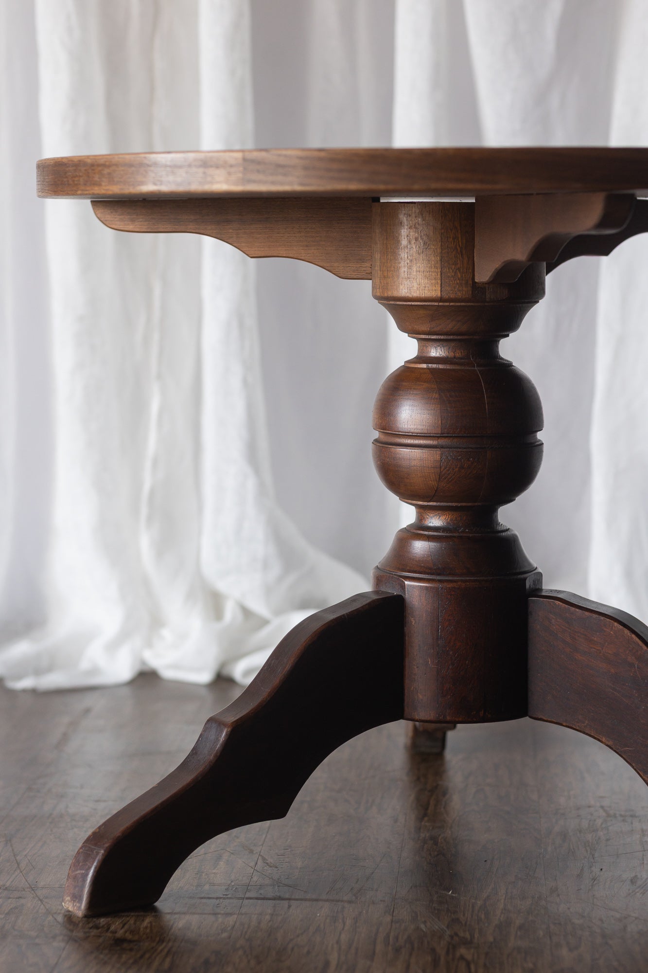 The Perfect Size Round Pedestal Base Table